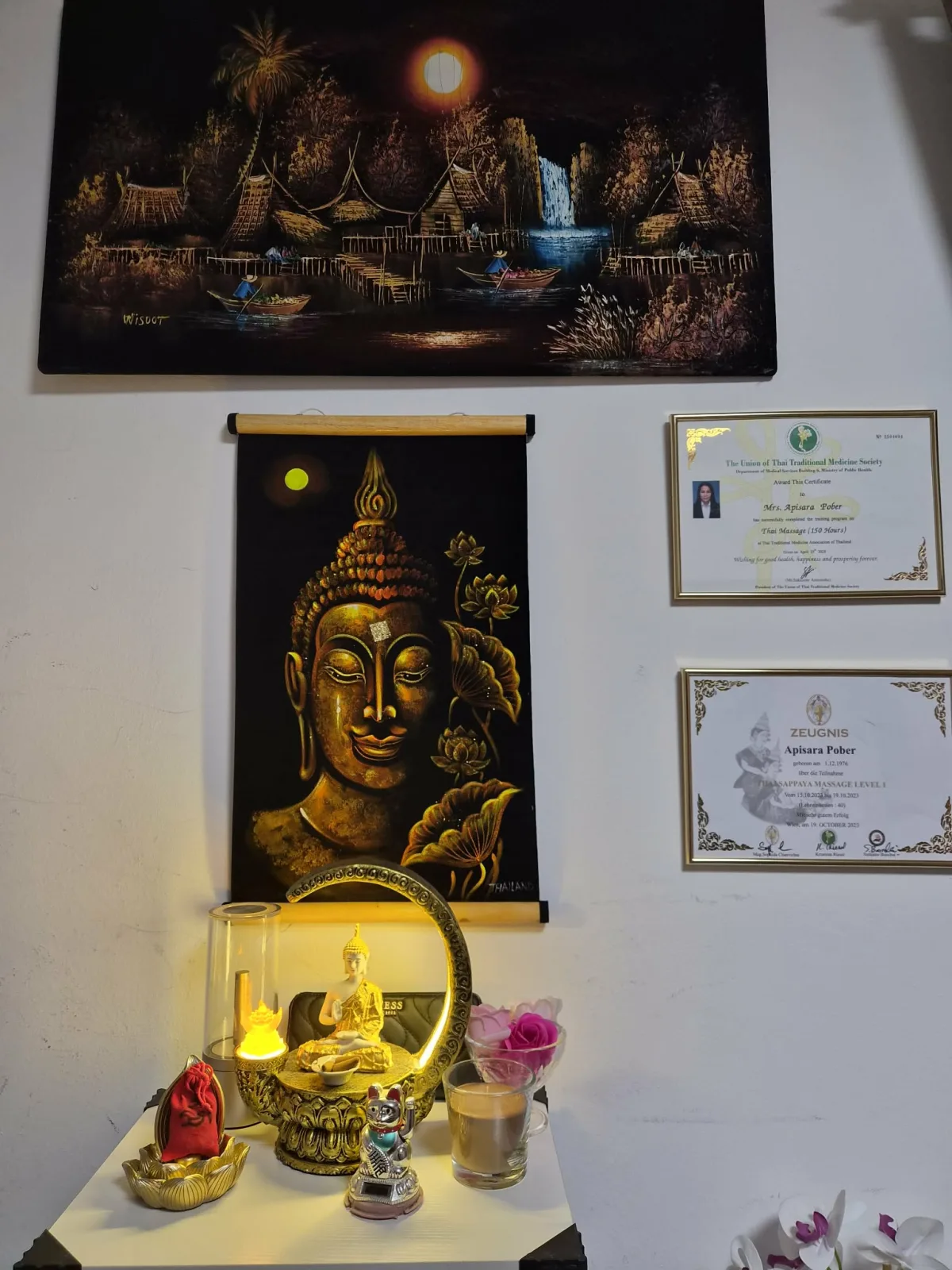 Buddha-Bild, Hausaltar und gerahmte Ausbildungszeugnisse